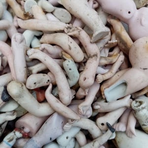 Puppenteile, Lot antike deutsche Porzellan-Puppenteile, Puppenbeine, gebrochene beschädigte Teile, ausgegrabene Puppe, Künstlerbedarf, Schmuckhersteller