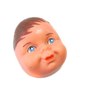 Vintage zacht plastic poppengezicht: bruin haar, blauwe ogen - kunstpopmasker