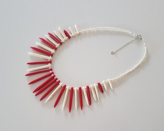 Collana con spine rosse e bianche, howlite naturale, collana unica fatta a mano, regalo per la mamma, regalo per la figlia