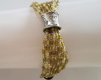 Pulsera multicolor: mostaza, blanco, amarillo. Regalo para ella. Pulsera única. Regalo hecho a mano para mujer.
