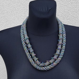Pour faire ce collier j'ai utilisé les petites perles rocailles multicolores transparentes tchèques et sombres chinoises.  
Longueur du collier 56 cm / 21,84 pouces
Fermeture 4,5 cm / 1,76 pouces
Longueur total 59,5 cm / 23.3 pouces