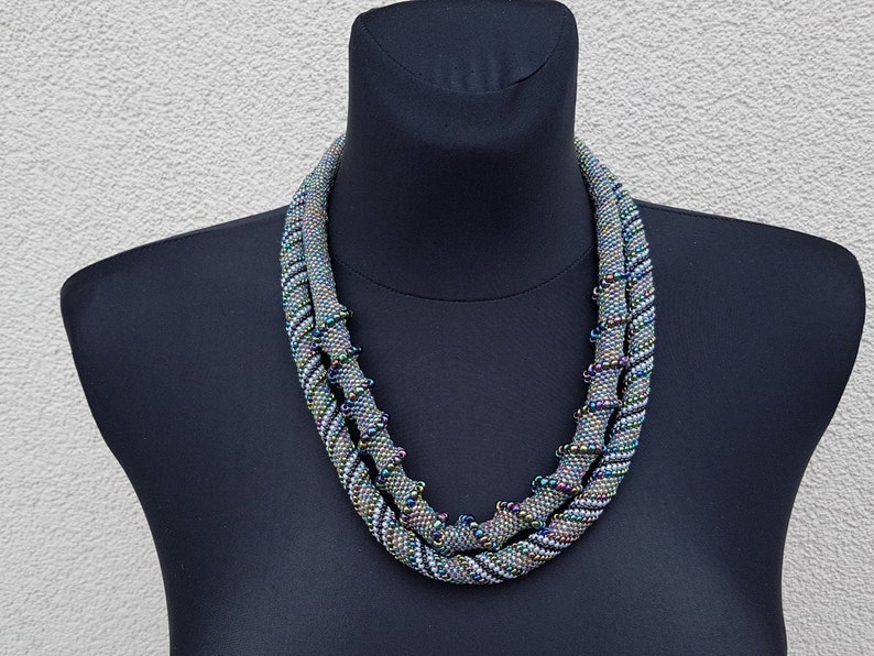 Pour faire ce collier j'ai utilisé les petites perles rocailles multicolores transparentes tchèques et sombres chinoises.  
Longueur du collier 56 cm / 21,84 pouces
Fermeture 4,5 cm / 1,76 pouces
Longueur total 59,5 cm / 23.3 pouces