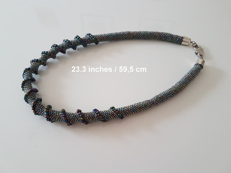 Longueur du collier 56 cm / 21,84 pouces
Fermeture 4,5 cm / 1,76 pouces
Longueur total 59,5 cm / 23.3 pouces