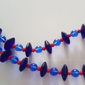 Collier, Collier Des Perles De Différentes Tailles en Verre, Collier Bleu, Collier Bleu Rouge, Collier Bleu Transparent, Cadeau Pour Elle, Cadeau Pour Femme