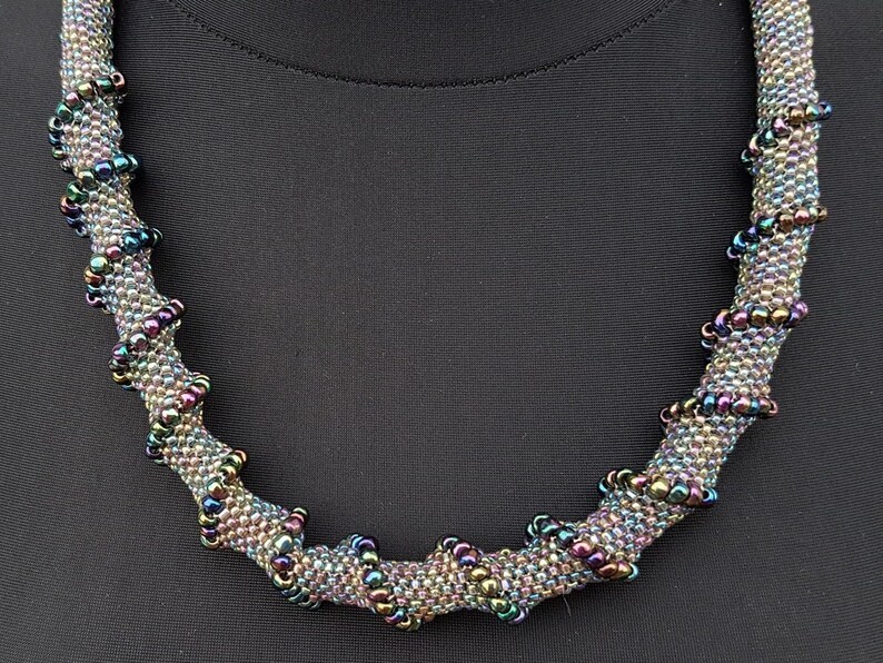 Pour faire ce collier j'ai utilisé les petites perles rocailles multicolores transparentes tchèques et sombres chinoises.  
Longueur du collier 56 cm / 21,84 pouces
Fermeture 4,5 cm / 1,76 pouces
Longueur total 59,5 cm / 23.3 pouces