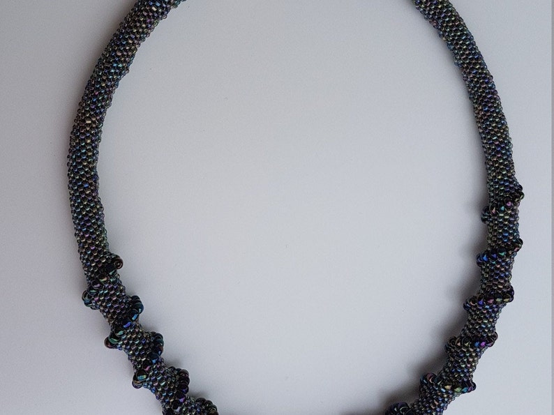 Pour faire ce collier j'ai utilisé les petites perles rocailles multicolores transparentes tchèques et sombres chinoises.  
Longueur du collier 56 cm / 21,84 pouces
Fermeture 4,5 cm / 1,76 pouces
Longueur total 59,5 cm / 23.3 pouces