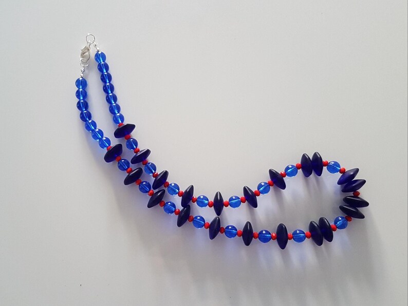 Collier, Collier Des Perles De Différentes Tailles en Verre, Collier Bleu, Collier Bleu Rouge, Collier Bleu Transparent, Cadeau Pour Elle, Cadeau Pour Femme