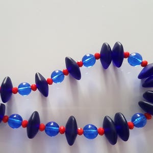 Collier, Collier Des Perles De Différentes Tailles en Verre, Collier Bleu, Collier Bleu Rouge, Collier Bleu Transparent, Cadeau Pour Elle, Cadeau Pour Femme