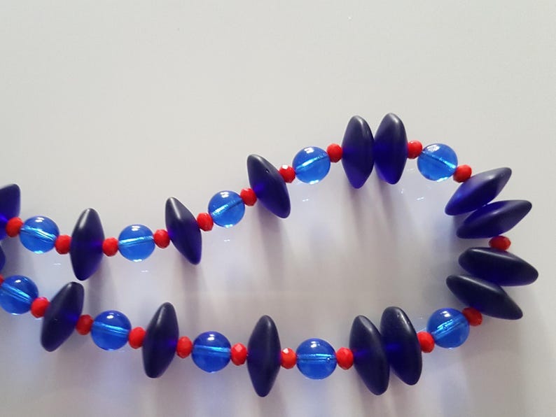 Collier, Collier Des Perles De Différentes Tailles en Verre, Collier Bleu, Collier Bleu Rouge, Collier Bleu Transparent, Cadeau Pour Elle, Cadeau Pour Femme
