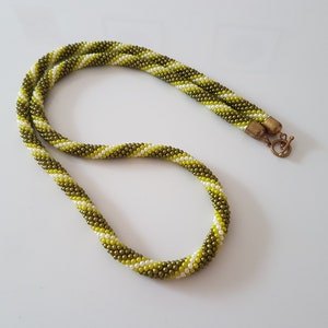 Ketting met zaadkralen, witte ketting, lichtgroen, olijfgroen, olijfgroene ketting, uniek cadeau voor vrouwen, handgemaakt cadeau voor haar, cadeau