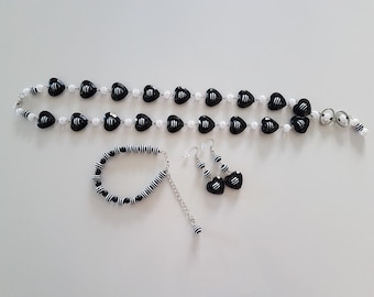 Collier Et Boucles D‘Oreilles, Collier Noir, Collier Blanc, Boucles D’oreilles, Boucles D’Oreilles Noires, Boucles D’Oreilles Blanches