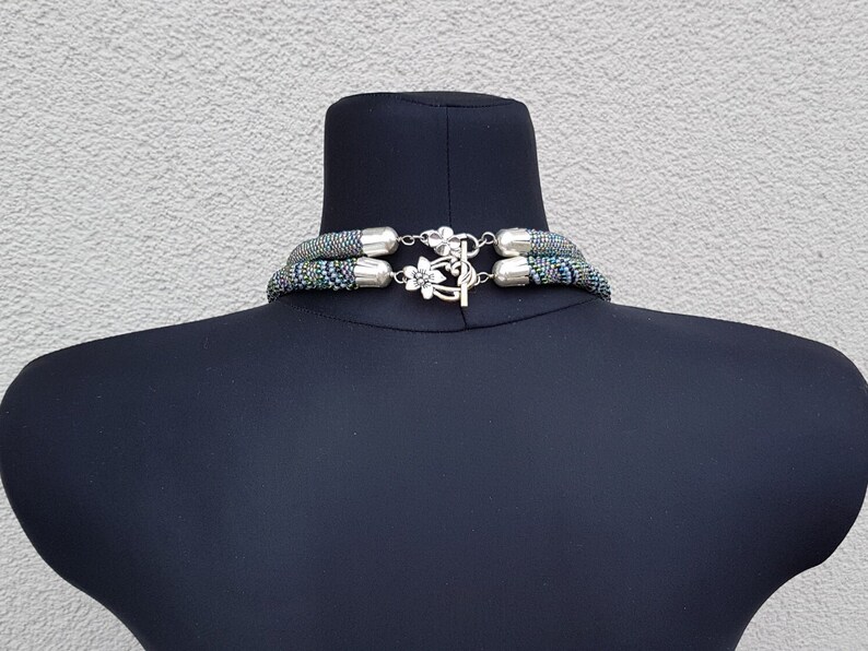 Pour faire ce collier j'ai utilisé les petites perles rocailles multicolores transparentes tchèques et sombres chinoises.  
Longueur du collier 56 cm / 21,84 pouces
Fermeture 4,5 cm / 1,76 pouces
Longueur total 59,5 cm / 23.3 pouces
