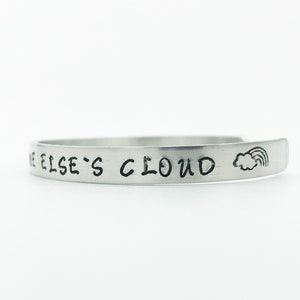 Maya Angelou een regenboog in iemand anders Cloud quote, met de hand gestempeld Bangle, Graduation gift, inspirerende geschenk, verheffende citaten afbeelding 5