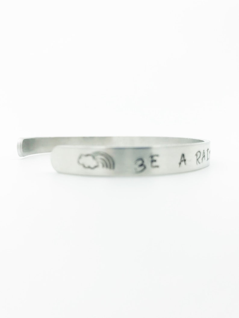 Maya Angelou een regenboog in iemand anders Cloud quote, met de hand gestempeld Bangle, Graduation gift, inspirerende geschenk, verheffende citaten afbeelding 4