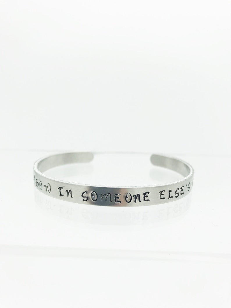 Maya Angelou een regenboog in iemand anders Cloud quote, met de hand gestempeld Bangle, Graduation gift, inspirerende geschenk, verheffende citaten afbeelding 7