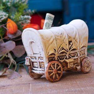 1990&#39;s Carriage Coin Bank Porcelain Handmade Money Saving Container Historic Four-Wheeled Wagon Baby Shower Shelf Nursery Decor Unisex Gift