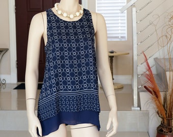 Sommer Bluse blau und weiß ärmelloses Shirt zwei Schichten Sommer Garten geometrische Muster geknöpft auf der Rückseite Vintage Alltagsbekleidung formal