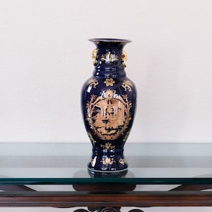 Grande vaso de ouro 24k porcelana azul cobalto ânfora scrollwork detalhes design grego feito à mão meduza gorgona mitologia grega rococó antigo