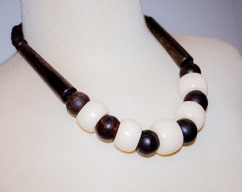Collana in legno perlina gioielli | Collana stile tribale con accento bianco perline OOAK geometrica rotondo perline Vintage grassetto | Aleks gioielli