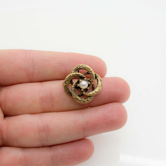 14K Gold Brooch Floral Pearl Hammered Lapel Pin/Penda… Gem