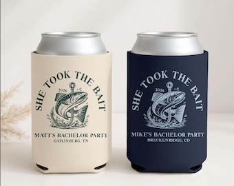 Chłodziarki na puszki „She Took The Bait”, upominki dla kawalerów wędkarskich, spersonalizowane pokrowce na piwo, spersonalizowane prezenty dla kawalerów na wycieczkę nad jezioro, drużbowie | CCF03