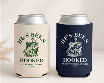 Enfriadores de latas "He's Been Hooked", recuerdos para despedida de soltero con temática de pesca, fundas personalizadas para cerveza, regalos para padrinos de boda, despedida de soltero con temática de viaje de pesca / CCF01