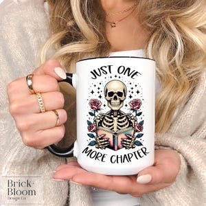 Taza de esqueleto para amantes de los libros / Divertida taza gótica / Solo un capítulo más / Regalo espeluznante para lectores / Taza de Dark Academia Book Club
