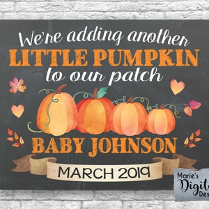 Druckbare wir fügen einen weiteren kleinen Kürbis zu unserem Patch - Herbst Baby / Schwangerschaft Ankündigung / Zeichen / Foto Prop / Karte / JPEG-Datei