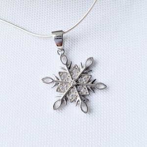 Collana fiocco di neve in argento sterling: ciondolo invernale con cristalli di zirconia cubica