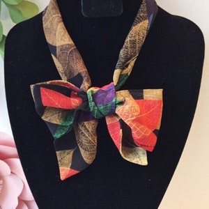 Black & Gold Leaf Chiffon Schal: Enge Hals- oder Haarschal