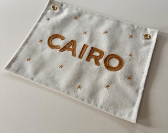 Personalisierter Name Hand gestickt Baumwollsegeltuch-Flagge - Vintage Look | Wandbehang | Wohnkultur | Handgemachte Girlande Personalisierte Phrase