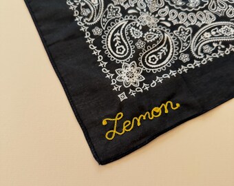 Personalisierter Kettenstich besticktes Bandana mit individuellem Namen | Einstecktuch aus Baumwolle im Western Cowboy Stil - Wählen Sie Ihre eigenen Farben