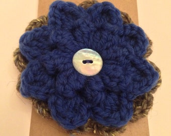 Crochet flower brooch. Shell button crochet flower brooch