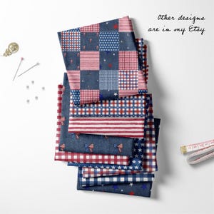 Pu&ograve; includere: Una pila di tessuti patriottici rossi, bianchi e blu. I tessuti presentano motivi a righe, stelle e quadretti. Il testo "Other designs are in my Etsy" &egrave; visibile.