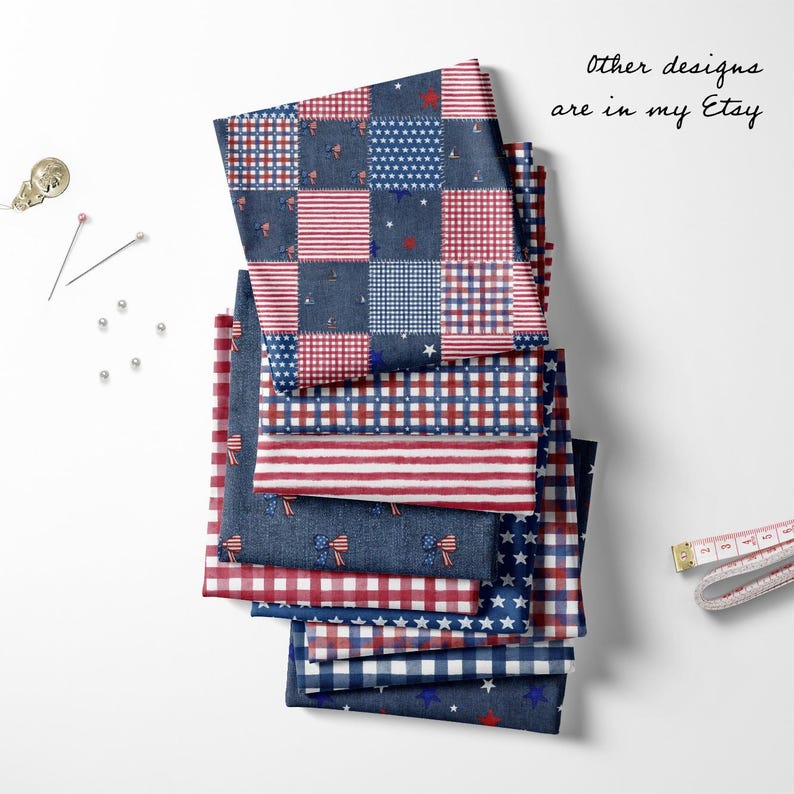Pu&ograve; includere: Una pila di tessuti patriottici rossi, bianchi e blu. I tessuti presentano motivi a righe, stelle e quadretti. Il testo "Other designs are in my Etsy" &egrave; visibile.