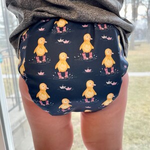 Bianca Duck i rosa gummistövlar sömlöst mönster: Barnrumstygtryck (digital nedladdning) bild 7