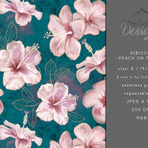 Peut inclure: Motif floral sans couture avec des fleurs d'hibiscus pêche et des détails dorés sur fond bleu-vert. Le motif comprend des feuilles et le texte "Hibiscus -Peach on Petrol-" avec les dimensions. Idéal pour divers projets.