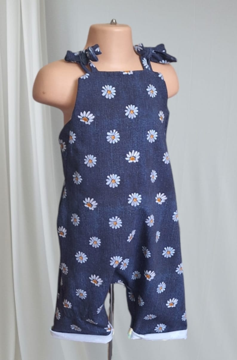 faux denim seamless pattern with daisy flowers