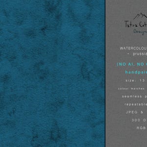Peut inclure: Fond bleu sarcelle texturé avec un panneau vertical gris foncé sur la droite. Le panneau présente le texte "Tatra Cottage Designs" et des détails sur la conception aquarelle, y compris "handpainted" et une taille de 33 cm.
