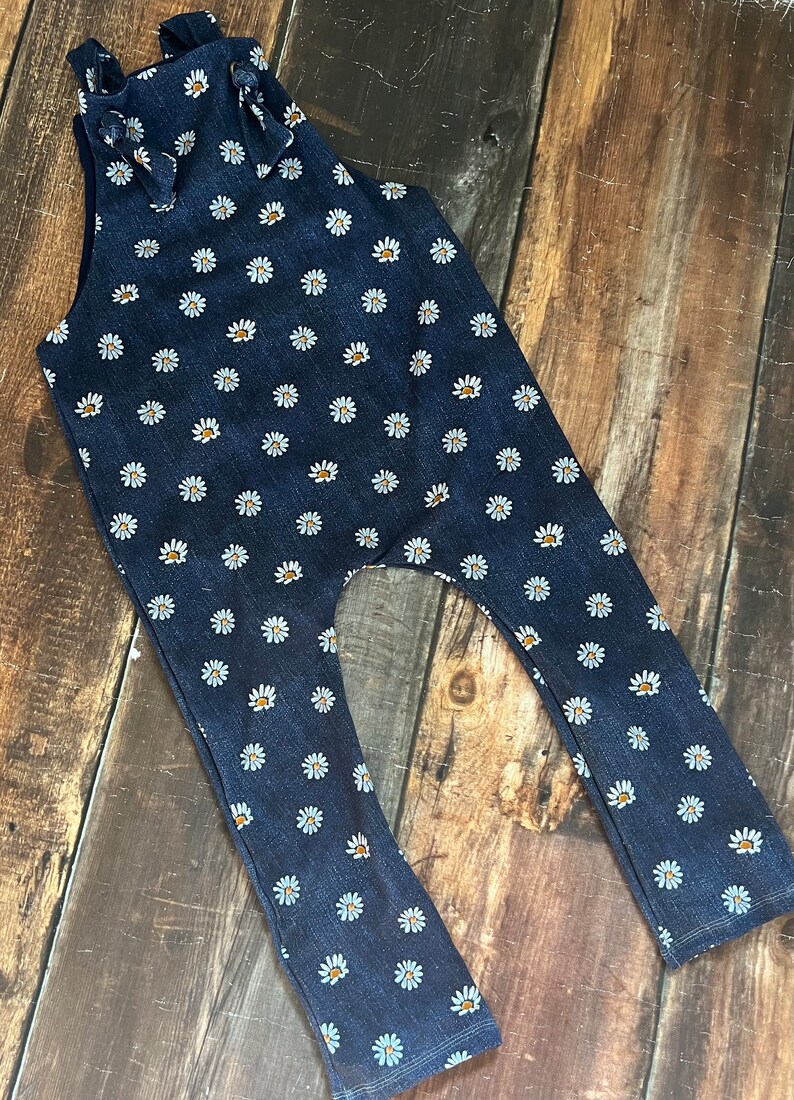 denim seamless pattern realistic faux with daisy