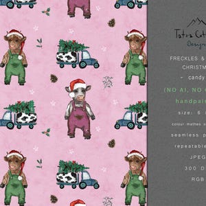 Peut inclure: Motif répétitif sur fond rose avec des illustrations à l'aquarelle de vaches portant des chapeaux de Père Noël et des salopettes. Les vaches sont à côté de camions bleus transportant des sapins de Noël. Le motif est peint à la main et mesure 15,24 cm.
