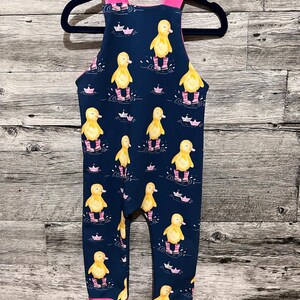 Bianca Duck i rosa gummistövlar sömlöst mönster: Barnrumstygtryck (digital nedladdning) bild 2