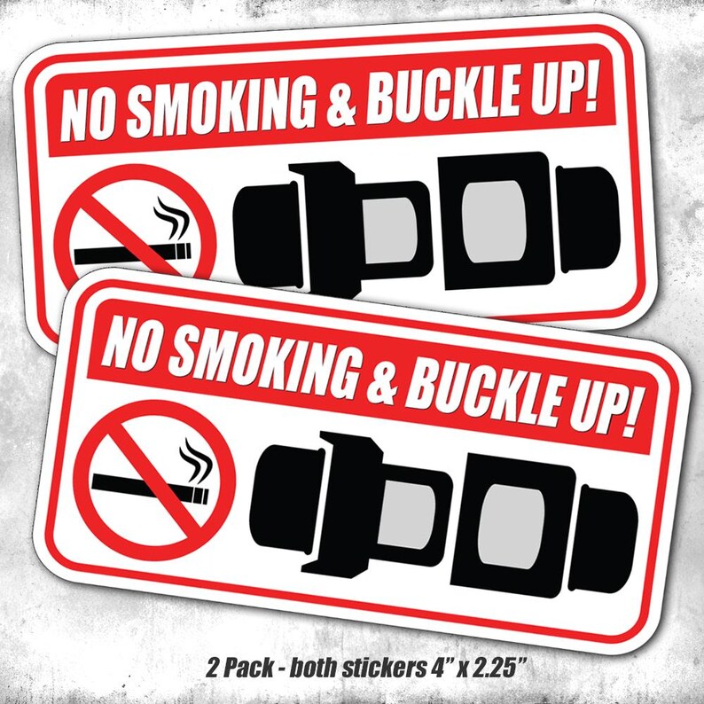 Puede incluir: Dos pegatinas rectangulares con bordes rojos y fondos blancos. El texto "NO SMOKING & BUCKLE UP!" se muestra en rojo. Una pegatina tiene un s&iacute;mbolo de cigarrillo tachado. La otra tiene un gr&aacute;fico de cintur&oacute;n de seguridad. Cada pegatina mide 10,16 cm x 5,72 cm.