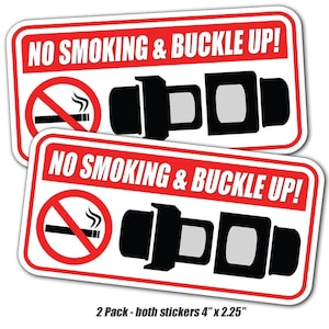 Puede incluir: Dos pegatinas rectangulares con bordes rojos y fondos blancos. El texto "NO SMOKING & BUCKLE UP!" est&aacute; en rojo. Cada pegatina tiene un s&iacute;mbolo de prohibido fumar y un gr&aacute;fico de cintur&oacute;n de seguridad negro. Las pegatinas miden 10,16 cm x 5,72 cm.