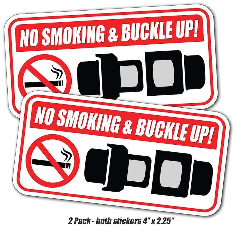 Puede incluir: Dos pegatinas rectangulares con bordes rojos y fondos blancos. El texto "NO SMOKING & BUCKLE UP!" est&aacute; en rojo. Cada pegatina tiene un s&iacute;mbolo de prohibido fumar y un gr&aacute;fico de cintur&oacute;n de seguridad negro. Las pegatinas miden 10,16 cm x 5,72 cm.