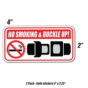 Puede incluir: Una pegatina rectangular con borde rojo y fondo blanco. El texto "NO SMOKING & BUCKLE UP!" est&aacute; en rojo y blanco. Presenta un s&iacute;mbolo de prohibido fumar y un gr&aacute;fico de cintur&oacute;n de seguridad. La pegatina mide 10 cm por 5 cm.