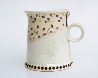 Tasse en céramique, Tasse à café, Tasse à thé, Tasse unique, Tasse faite à la main, Tasse blanche, Cadeau de ménage, Tasse à thé en poterie, Fleurs bleues, Tasse, Tasse romantique