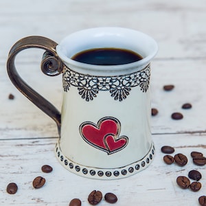Handgemachte Steinzeug Herzbecher, Spitzentextur, Keramik Tee- und Kaffeetasse