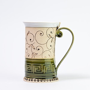 Handgemachte Keramiktasse, grün olive glasierte Keramik, geschnitztes Design
