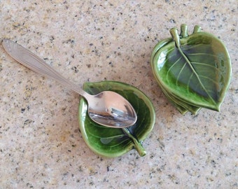 Ensemble de quatre petits plats en feuilles de céramique, décor de salle de bain, plat vert, plat à anneau, porte-sachet de thé, feuille en céramique, porte-boucles d’oreilles, repose-cuillère, feuille